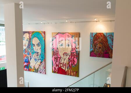 Larissa Kerner, Malerin, Tochter von Nena, Nisvican (NISSI) Roloff- OK, Galeristin, Vorbereitung Vernissage NACH SICHT (06.05.2021), Vorberichtersta Foto Stock