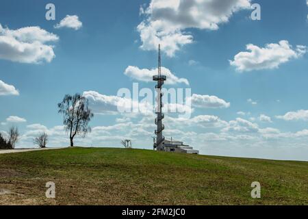 Torre di osservazione moderna sulla collina di Sibenik, vicino al villaggio di Novy Hradek, Eagle, Orlicke, Montagne, Repubblica Ceca.colonna della centrale eolica originale w Foto Stock