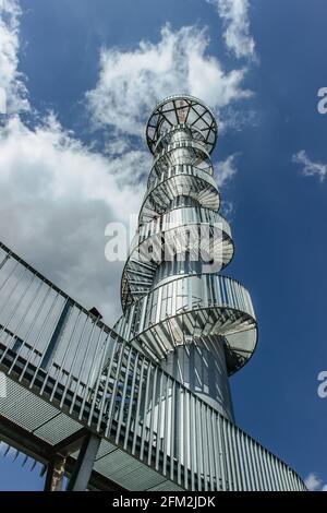 Torre di osservazione moderna sulla collina di Sibenik, vicino al villaggio di Novy Hradek, Eagle, Orlicke, Montagne, Repubblica Ceca.colonna della centrale eolica originale w Foto Stock