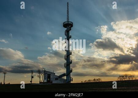 Torre di osservazione moderna sulla collina di Sibenik, vicino al villaggio di Novy Hradek, Eagle, Orlicke, Montagne, Repubblica Ceca.colonna della centrale eolica originale w Foto Stock