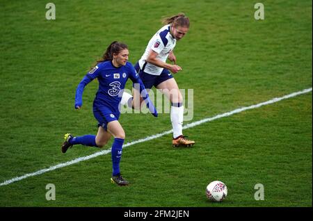 Hannah Blundell di Chelsea si allontana dal Kerys Harrop di Tottenham Hotspur durante la partita della Super League delle Femminile all'Hive Stadium di Londra. Data di emissione: Mercoledì 5 maggio 2021. Foto Stock