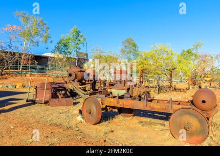 Tennant Creek, Australia - Agosto 2019: Macchine arrugginite per lo scavo d'oro di Battery Hill Mining Center, Tennant Creek nel territorio del Nord dell'Australia Foto Stock