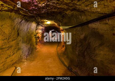 Tennant Creek, Australia - Agosto 2019: Grotta sotterranea della miniera d'oro di Battery Hill. Vecchio museo di Tennant Creek nel territorio del Nord dell'Australia. Foto Stock