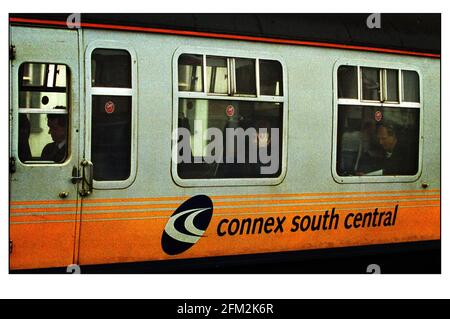 Connex South Central treno ottobre 2000 attraverso Clapham Junction sulla Il giorno in cui è stato annunciato CONNEX aveva perso la loro franchising a. eseguire il servizio ferroviario Foto Stock