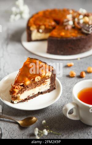 Deliziosa crostata. Dessert gustoso e bello - cheesecake al caramello salato con cioccolato e noci preparati dallo chef pasticceria Foto Stock