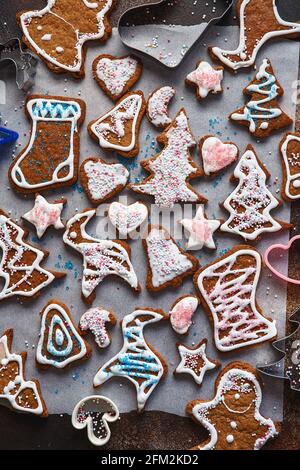 Biscotti fatti in casa di Natale con pan di zenzero. Biscotti fatti in casa con pan di zenzero e decorazioni Clatzed per natale. Vista dall'alto dei cookie sul tavolo, felice anno nuovo, ce Foto Stock