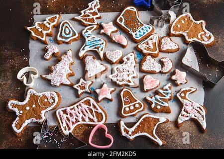 Biscotti fatti in casa di Natale con pan di zenzero. Biscotti fatti in casa con pan di zenzero e decorazioni Clatzed per natale. Vista dall'alto dei cookie sul tavolo, felice anno nuovo, ce Foto Stock