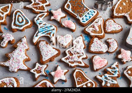 Biscotti fatti in casa di Natale con pan di zenzero. Biscotti fatti in casa con pan di zenzero e decorazioni Clatzed per natale. Vista dall'alto dei cookie sul tavolo, felice anno nuovo, ce Foto Stock