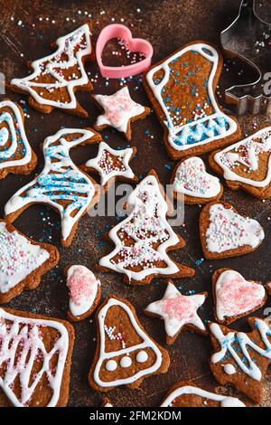 Biscotti fatti in casa di Natale con pan di zenzero. Biscotti fatti in casa con pan di zenzero e decorazioni Clatzed per natale. Vista dall'alto dei cookie sul tavolo, felice anno nuovo, ce Foto Stock