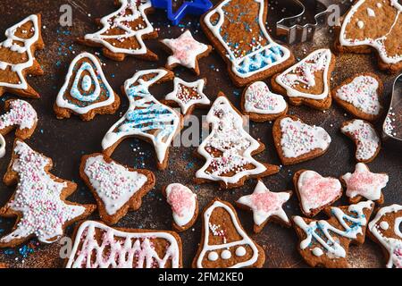 Biscotti fatti in casa di Natale con pan di zenzero. Biscotti fatti in casa con pan di zenzero e decorazioni Clatzed per natale. Vista dall'alto dei cookie sul tavolo, felice anno nuovo, ce Foto Stock