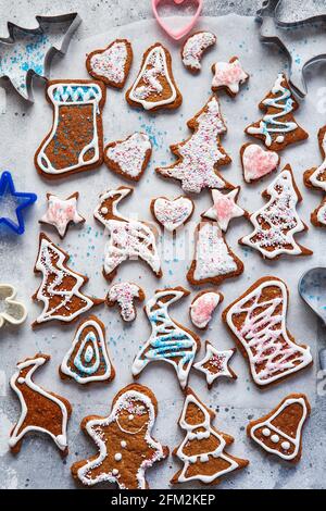 Biscotti fatti in casa di Natale con pan di zenzero. Biscotti fatti in casa con pan di zenzero e decorazioni Clatzed per natale. Vista dall'alto dei cookie sul tavolo, felice anno nuovo, ce Foto Stock