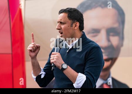 Glasgow, Scozia, Regno Unito. 5 maggio 2021. Il leader laburista scozzese Anas Sarwar e l'ex primo ministro Gordon Brown appaiono oggi alla vigilia del raduno della campagna di drive-in dei sondaggi a Glasgow. ANAS Sarwar fa il discorso. . Iain Masterton/Alamy Live News Foto Stock