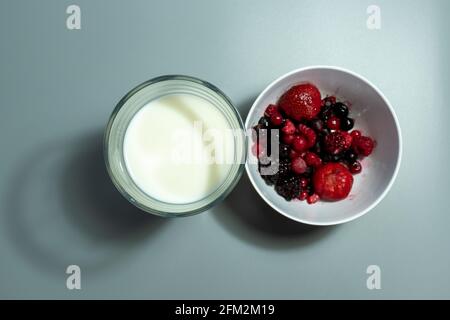 Tazza di frutta e latte per preparare un frullato. Foto Stock