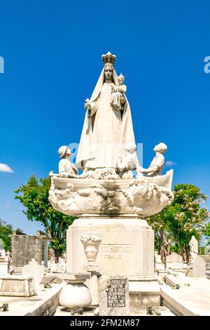 Scultura nostra Signora della Carità di El Cobre nel Cimitero Colon a l'Avana, Cuba Foto Stock