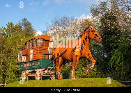 ‘Bobby the Iron Horse’ è la funzione di gateway più recente installata a Leyland. Il monumento celebra il fiero patrimonio di Leyland. Torreggiante a 15 piedi di altezza, Bobby è stato installato nel mese di ottobre 2017. Inconfondibilmente, Tt si trova all'incrocio tra Longmeanygate e Schleswig Way. In effetti, è l'ultimo di un trio di punti di riferimento lungo la circonvallazione. Foto Stock