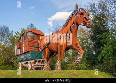 ‘Bobby the Iron Horse’ è la funzione di gateway più recente installata a Leyland. Il monumento celebra il fiero patrimonio di Leyland. Torreggiante a 15 piedi di altezza, Bobby è stato installato nel mese di ottobre 2017. Inconfondibilmente, Tt si trova all'incrocio tra Longmeanygate e Schleswig Way. In effetti, è l'ultimo di un trio di punti di riferimento lungo la circonvallazione. Foto Stock