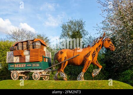 ‘Bobby the Iron Horse’ è la funzione di gateway più recente installata a Leyland. Il monumento celebra il fiero patrimonio di Leyland. Torreggiante a 15 piedi di altezza, Bobby è stato installato nel mese di ottobre 2017. Inconfondibilmente, Tt si trova all'incrocio tra Longmeanygate e Schleswig Way. In effetti, è l'ultimo di un trio di punti di riferimento lungo la circonvallazione. Foto Stock