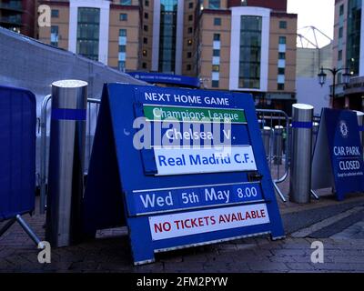 Una scheda di fixture che fa pubblicità alla partita e nessun biglietto disponibile durante la seconda partita della UEFA Champions League Semifinale a porte chiuse a Stamford Bridge, Londra. Data immagine: Mercoledì 5 maggio 2021. Foto Stock