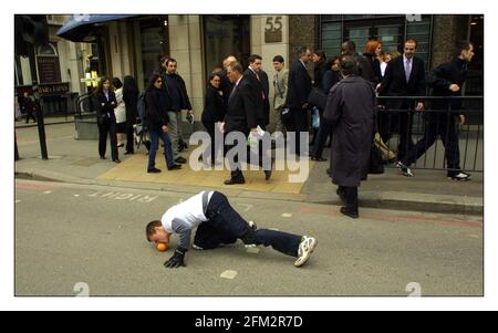 Myles Anderson rotolò un miglio arancione attraverso la città Di Londra in 1 ora e 14 minuti in un Tentativo di entrare nel libro di Guiness dei record che era Raccolta anche di denaro per Action Aid.pic David Sandison 22/3/2002 Foto Stock