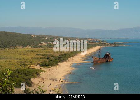 Naufragio 'Dimitrios' sulla costa mediterranea a Gythion, Peloponneso, Grecia Foto Stock