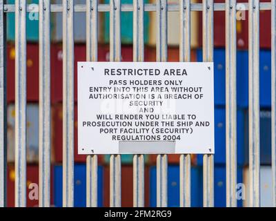 Sicurezza delle porte del Regno Unito - limitazioni di accesso. Segnaletica di sicurezza per le aree soggette a restrizioni intorno al porto di spedizione dei container di Felixstowe. Foto Stock