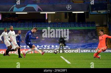 Il Timo Werner di Chelsea (terza a sinistra) segna un gol, ma è stato escluso durante la seconda partita della UEFA Champions League Semifinale a Stamford Bridge, Londra. Data immagine: Mercoledì 5 maggio 2021. Foto Stock