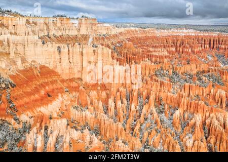 neve su hoodoos vista dal punto bryce nel bryce canyon national park, utah Foto Stock