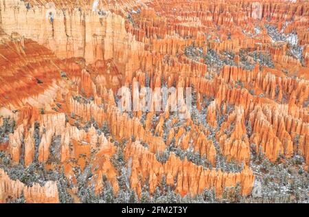 neve su hoodoos vista dal punto bryce nel bryce canyon national park, utah Foto Stock