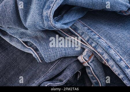 Un jeans denim crumpled sfondo. Primo piano. Foto Stock