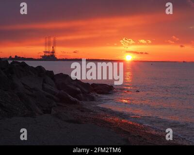 Sheerness, Kent, Regno Unito. 5 maggio 2021. Regno Unito Meteo: Tramonto a Sheerness, Kent. Credit: James Bell/Alamy Live News Foto Stock