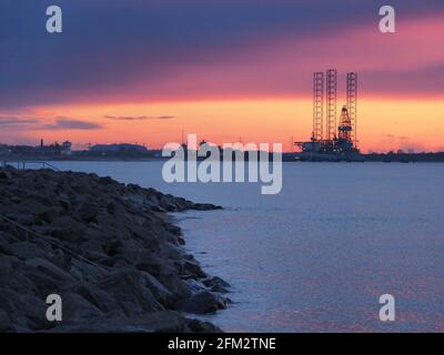 Sheerness, Kent, Regno Unito. 5 maggio 2021. Regno Unito Meteo: Tramonto a Sheerness, Kent. Credit: James Bell/Alamy Live News Foto Stock