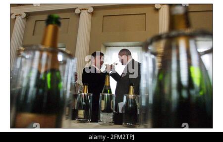 55 marche di champagne, che mostravano 200 diverse Champagnes, erano presenti ad una degustazione tenuta alla Banqueting House di Whitehall. Gli inglesi sono i mondi numero uno champagne Consumers.picDavid Sandison 11/3/2003 Foto Stock