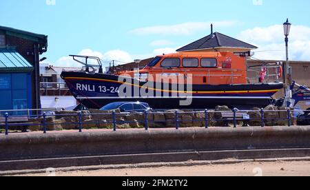 Una scialuppa di salvataggio di classe Shannon gestita dalla Royal National Lifeboat Institution, presso la stazione dei bagnini a St Annes on Sea, Fylde, Lancashire, Inghilterra. Foto Stock
