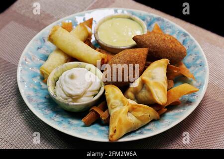 meddle cibo orientale, specialità di cibo arabico libanese selezione di mezze calde fritte include ingrasso di spinaci, involtini di formaggio e chebe lamd Foto Stock
