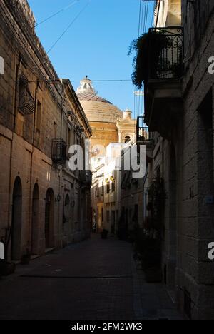La vista sulla strada sulla famosa rotonda di Santa Maria Assunta nella città maltese di Mosta Foto Stock