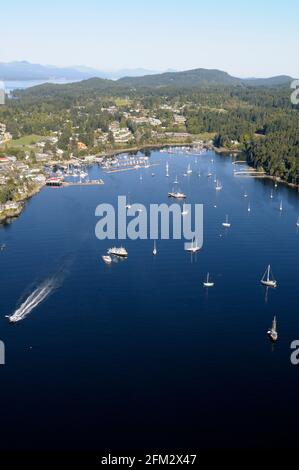 Foto aerea dell'ancoraggio a Ganges Harbour, Salt Spring Island, British Columbia, Canada Foto Stock