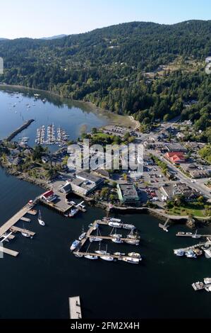 Fotografia aerea di Gange con il molo di Kanaka in primo piano, Salt Spring Island, British Columbia, Canada Foto Stock