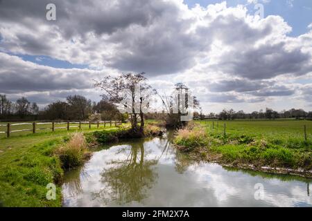 Camminando sulla Ouse Way, Barcombe Mills, Inghilterra, in un pomeriggio di primavera soleggiato Foto Stock