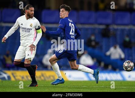 Sergio Ramos del Real Madrid (a sinistra) e Kai Havertz del Chelsea combattono per la palla durante la seconda partita della UEFA Champions League Semifinale a Stamford Bridge, Londra. Data immagine: Mercoledì 5 maggio 2021. Foto Stock