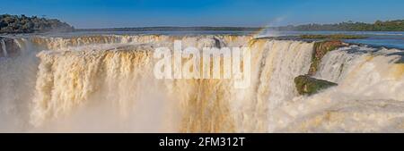 Panorama della Gola dei diavoli sulle Cascate di Iguazu a Iguazu Falls National Parco in Argentina Foto Stock