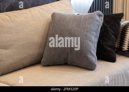 Interni accoglienti. Cuscini decorativi in colori neutri, plaid su divano  in tessuto beige. Concetto di comfort domestico, tessuti, accessori  decorativi per A Foto stock - Alamy