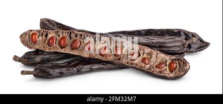 Carruba matura e fagiolo isolato su sfondo bianco con percorso di ritaglio e profondità di campo completa, Foto Stock