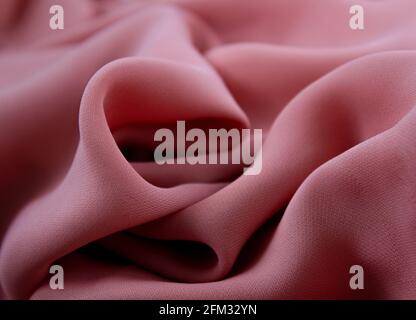 Tessuto rosa o tessuto di colore rosa. Tessuto di fondo rosa. Tessuto rosa sbriciolato. Foto Stock