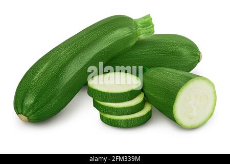 Zucchine intere fresche isolate su fondo bianco con percorso di ritaglio e profondità di campo completa. Foto Stock