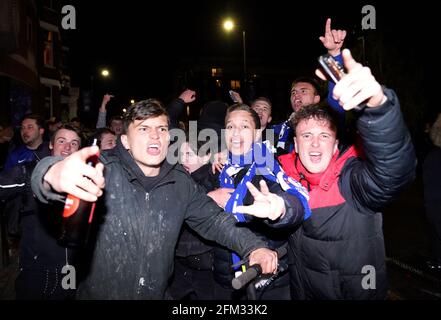 I tifosi del Chelsea festeggiano fuori dal campo dopo aver battuto il Real Madrid 2-0 nella loro seconda tappa semifinale a Stamford Bridge per completare una vittoria aggregata del 3-1 e fare la finale della Champions League dove si appropria di Manchester City. Data immagine: Mercoledì 5 maggio 2021. Foto Stock