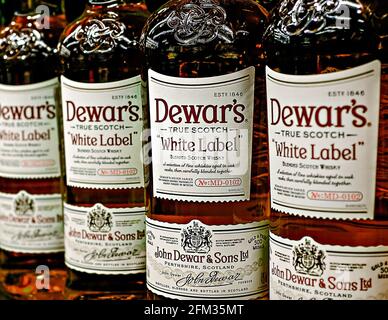 Foto editoriale di messa a fuoco selettiva della White Label Scotch Whisky di Dewar Bottiglie - un marchio di whisky scozzese miscelato Foto Stock