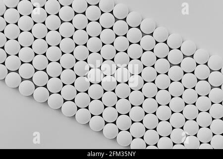 primo piano di compresse di acido pantotenico (vitamina b5) su sfondo bianco. concetto dietetico. supplemento dietetico superiore Foto Stock