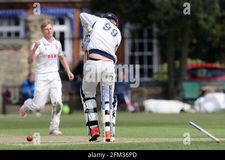 Adam Barton di Cambridge è propellato da Callum Taylor durante Cambridge MCCU vs Essex CCC, inglese MCC University Match Cricket al Fenner's al 1 ° AP Foto Stock