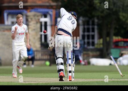 Adam Barton di Cambridge è propellato da Callum Taylor durante Cambridge MCCU vs Essex CCC, inglese MCC University Match Cricket al Fenner's al 1 ° AP Foto Stock