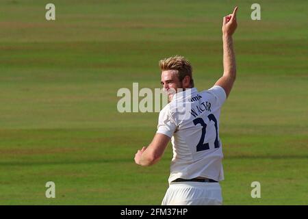 Paul Walter di Essex rivendica il wicket di Charlie MacDonnell durante il Derbyshire CCC vs Essex CCC, Specsavers County Championship Division 2 Cricket a. Foto Stock